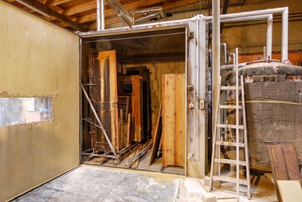 Möbel ablaugen in der Sprühkammer der Krebsmühle HolzCleanic